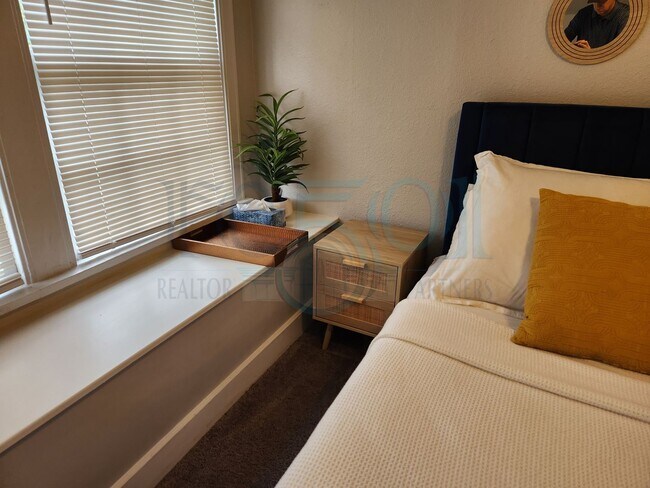Building Photo - Wonderful Apartment in Hillcrest!