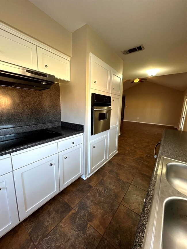 Building Photo - 1520 Highland Dr