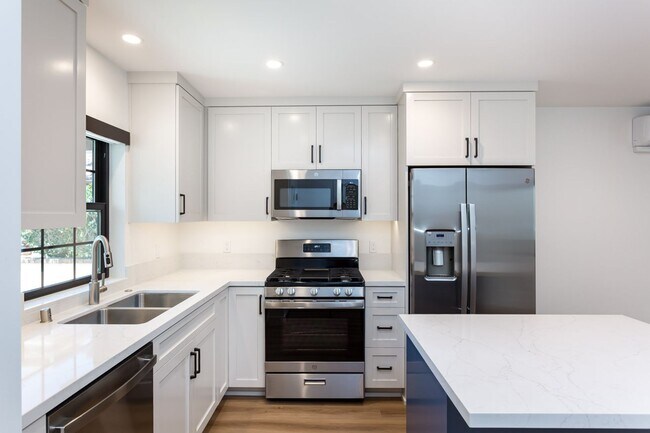 Building Photo - 2610-2612 Juan Street