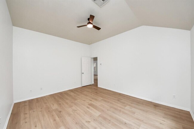 Building Photo - 5931 Mettler Ln