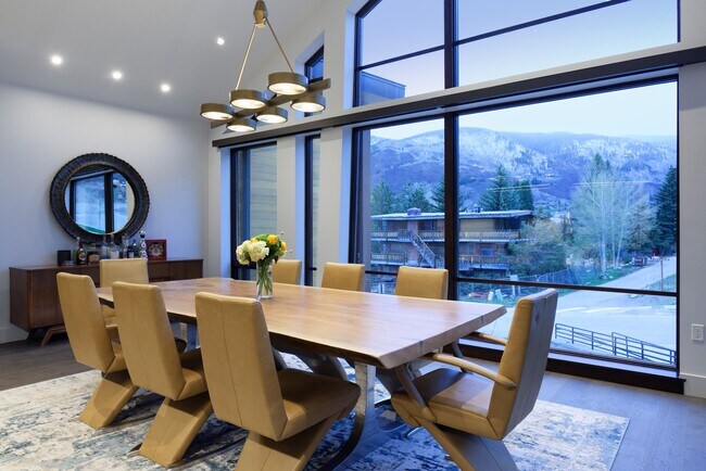 Building Photo - 717 S Aspen St