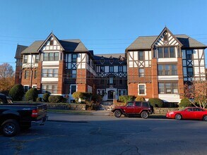 Building Photo - 2 Bedroom / 1.5 Bath Condo  Johnson City, TN