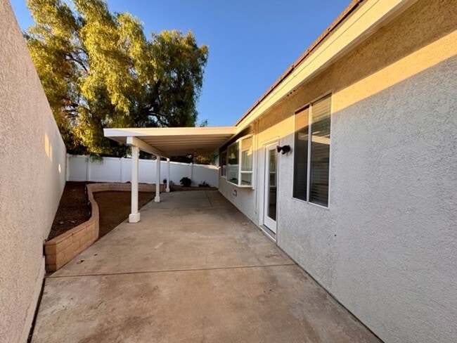 Building Photo - Bright and Open 3 Bedroom Home in Murrieta...