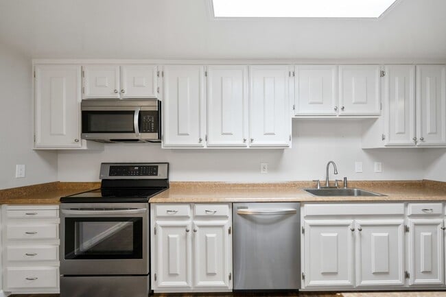 Building Photo - Prime San Mateo Living | 1 BR - 1 BA - Condo