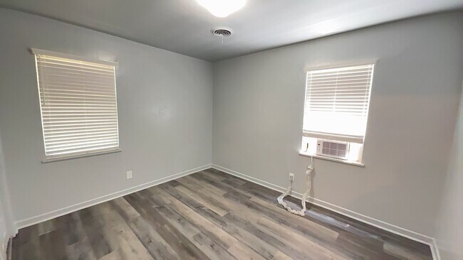 Building Photo - Remodeled 3-bedroom!  Housing accepted!