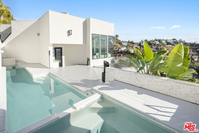 Building Photo - 2231 Sunset Plaza Dr