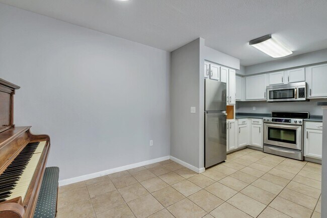 Building Photo - 2801 Chancellorsville Dr