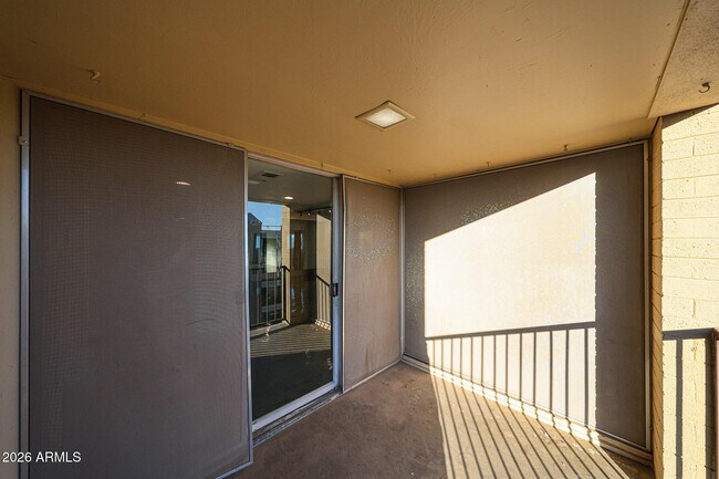 Building Photo - 353 E Thomas Rd