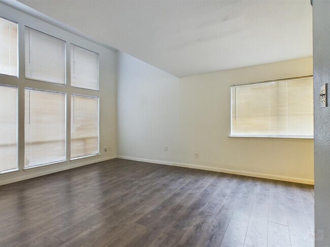 Building Photo - 2124 Burton Dr