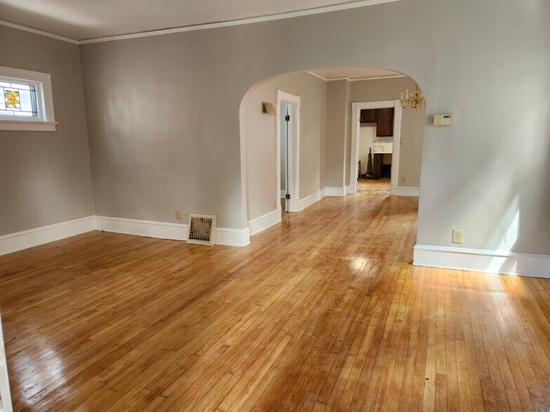 Building Photo - 2564 N Bartlett Ave