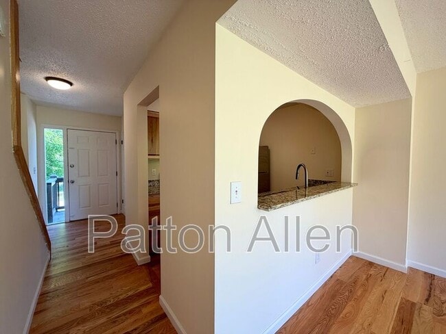 Building Photo - 2 Dawnwood Cir