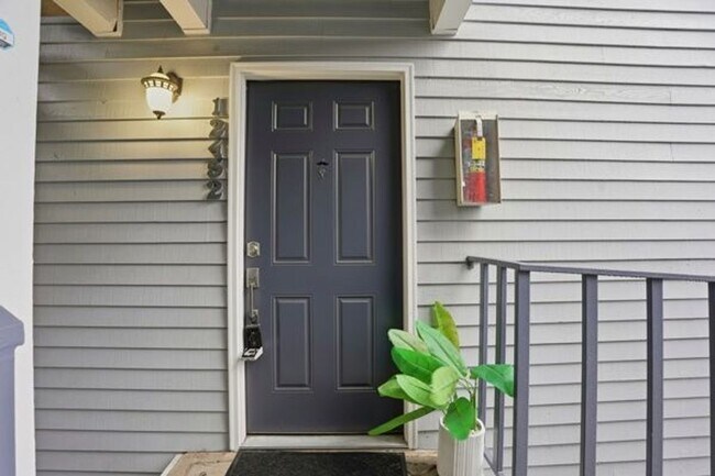 Building Photo - Remodeled-like new! Adorable 2 br 1 bath, great location! Water-sewer-garbage Incl