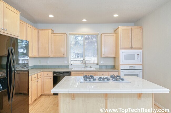 Building Photo - Delightful 3 Bed | 2.5 Bath Townhome | Beaverton | Minutes to Shopping, Dining & Parks | Prime Lo...