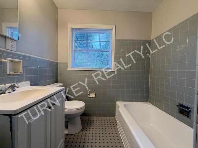 Building Photo - Home for Rent in Roebuck **ACCEPTS SECTION 8**