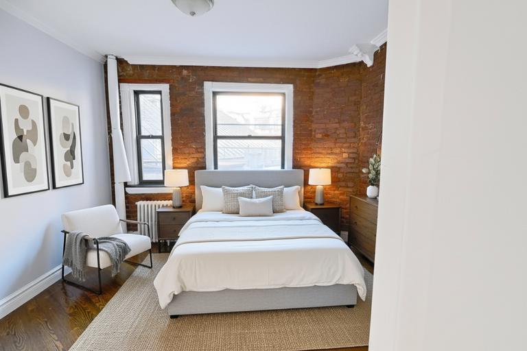 Building Photo - 410 E 13th St