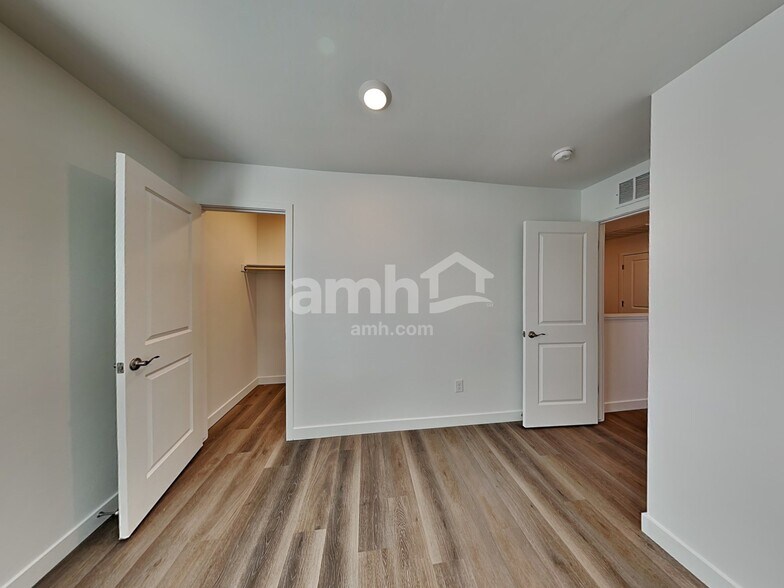 Building Photo - 6211 W Calle Bilboa