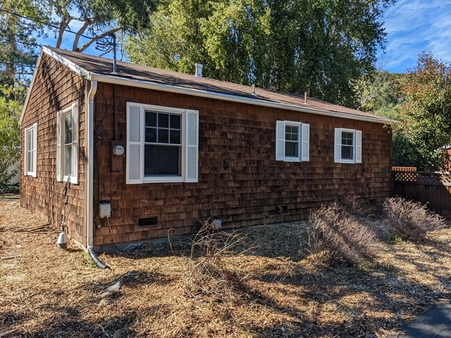 Building Photo - Stunning 1-bed, 1-bath Detached Cottage in...