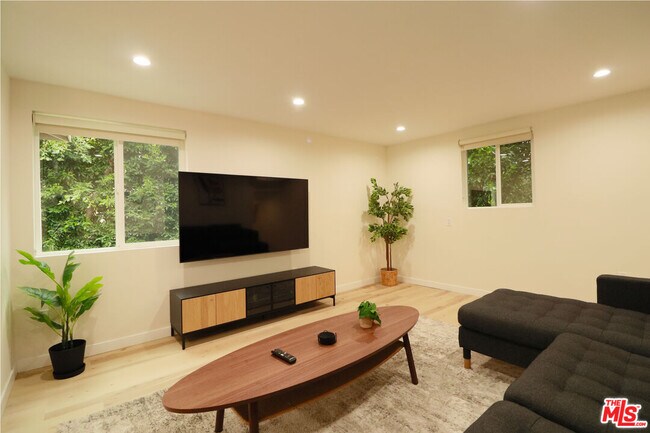 Building Photo - 9042 Phyllis Ave