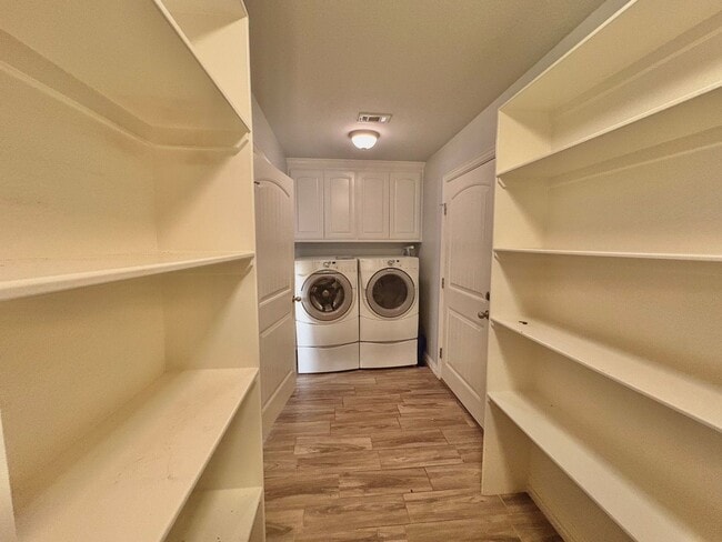 Building Photo - Available Now! Stunning 3 Bedroom 2 Bath i...