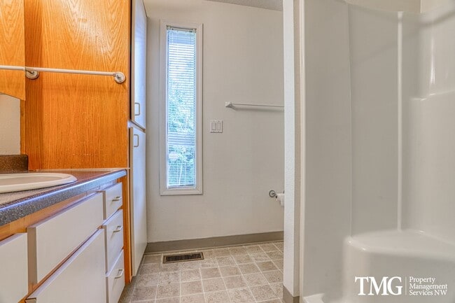 Building Photo - Spacious 4BR Townhome with AC, W/D, Garage...