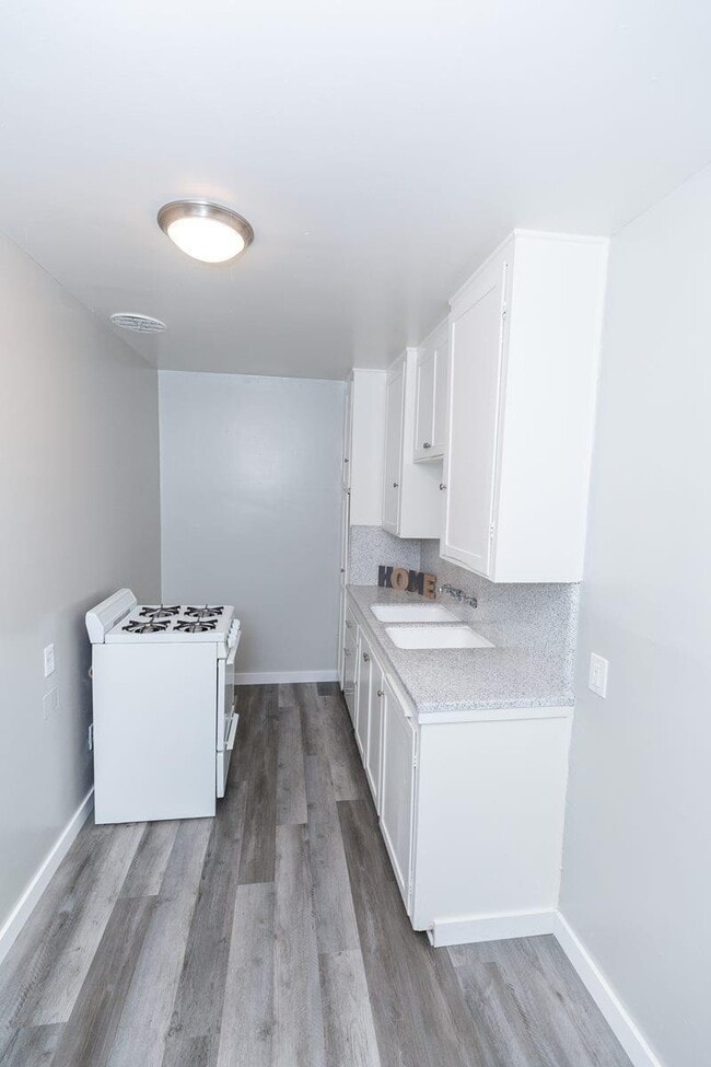 Interior Photo - 1094 Cherry Ave