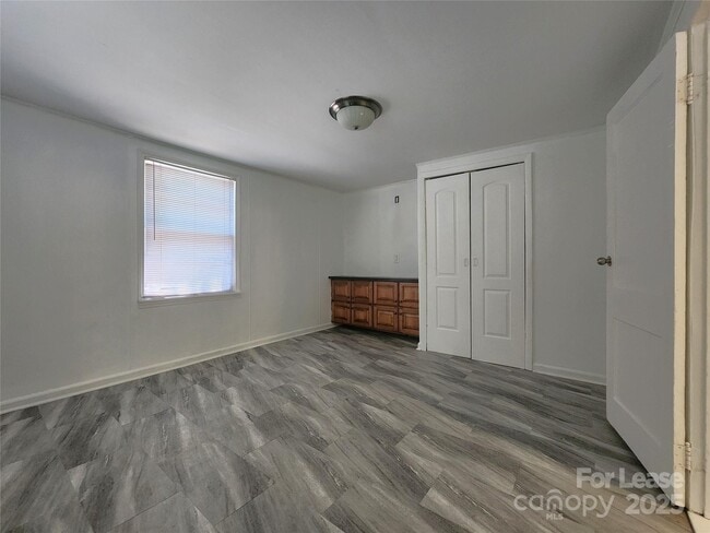 Building Photo - 714 S Harding Ave