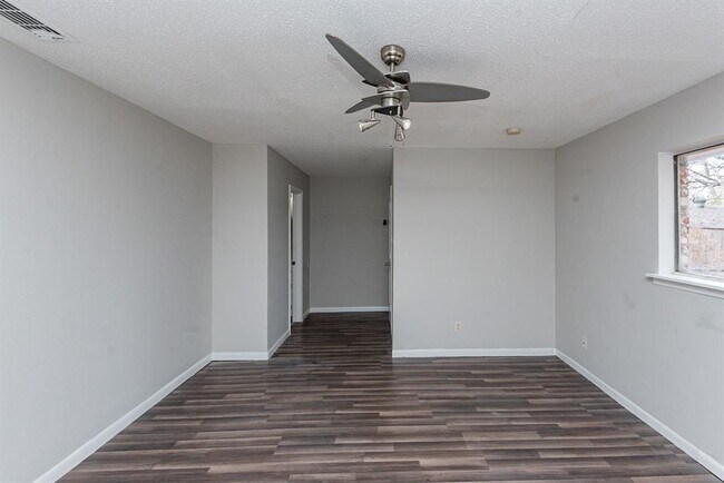Building Photo - 228 Plainview Dr
