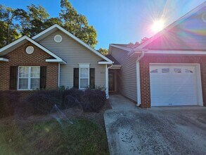 Building Photo - 3 BR Townhome in north High Point!