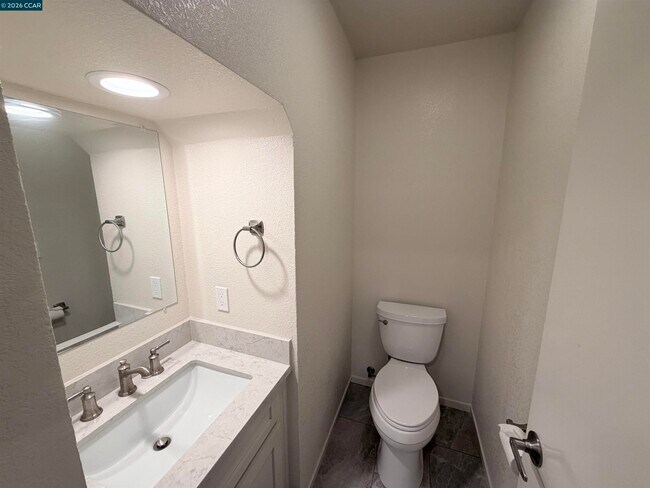 Building Photo - 801 Lakemont Pl