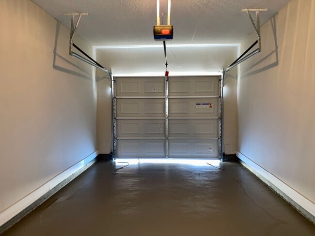 Building Photo - Lovely 3 Bedroom/2.5 Bath Town Home w/ Garage!