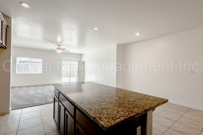 Building Photo - 4 bedroom 2 bath  Home in the Desired Sout...