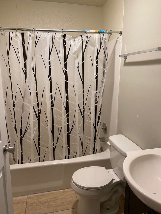 Building Photo - 5 Bedroom, 2.5 Bathroom house, Super convenient location! Arden