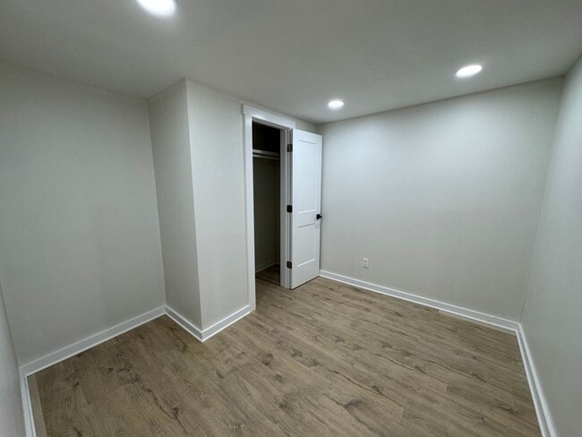 Building Photo - 2 bedroom 1 bath Apartment close to campus