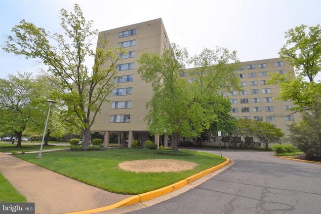 Building Photo - 6621 Wakefield Dr