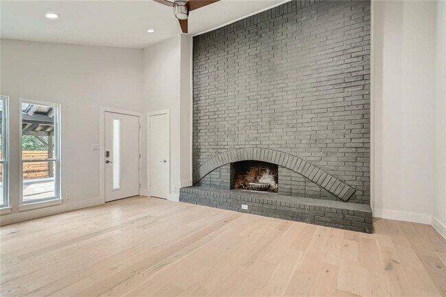 Building Photo - 6204 Shadow Valley Dr