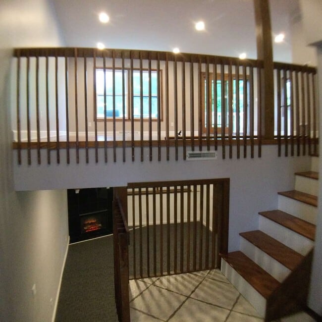 Building Photo - 201 W Oak St