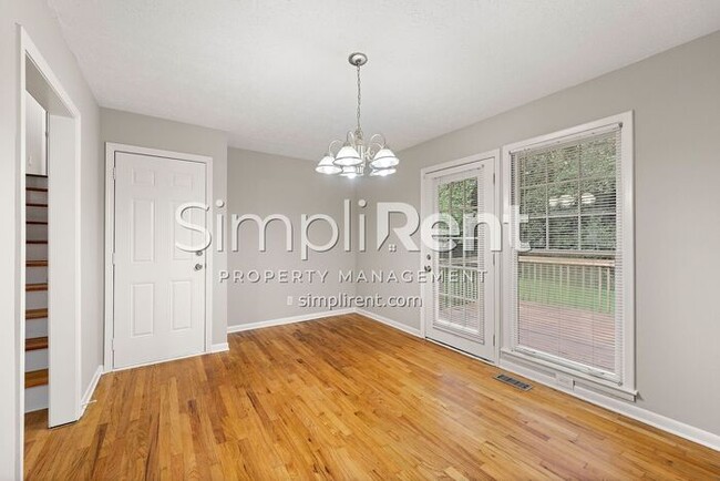 Building Photo - Renovated 3 Bed/ 2 Bath - 1st month free w...