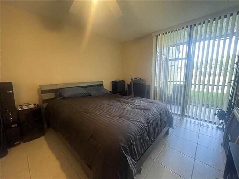 Building Photo - 2448 NW 49th Ter