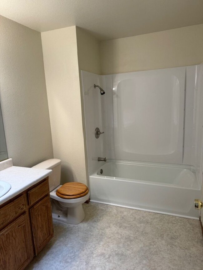 Building Photo - 3 Bedroom In Shasta View Neighborhood with Bonus room, sun room, gazebo and putting green!