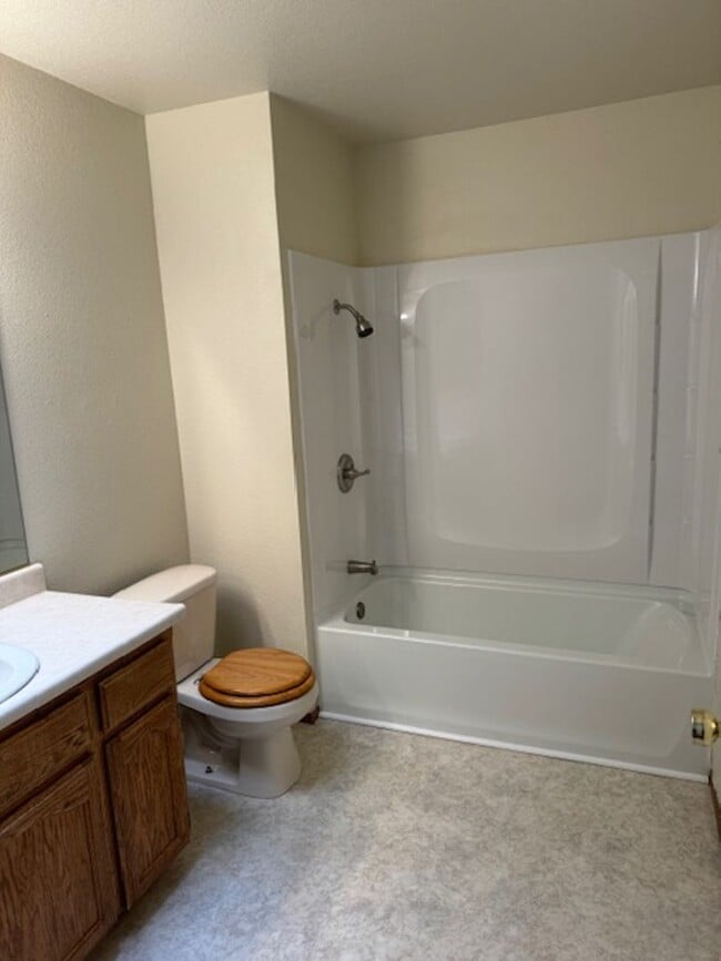 Building Photo - 3 Bedroom In Shasta View Neighborhood with...