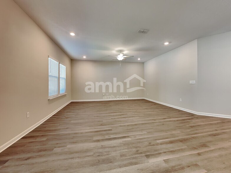 Building Photo - 225 Stone Arbor Ln