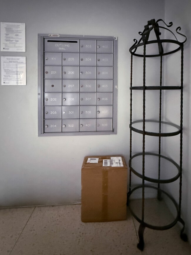 Building Photo - 250 Linden Ave