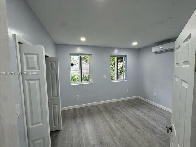 Building Photo - 3171 SW 26th St