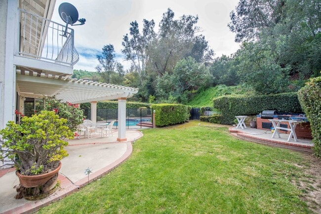 Building Photo - Rose Hills