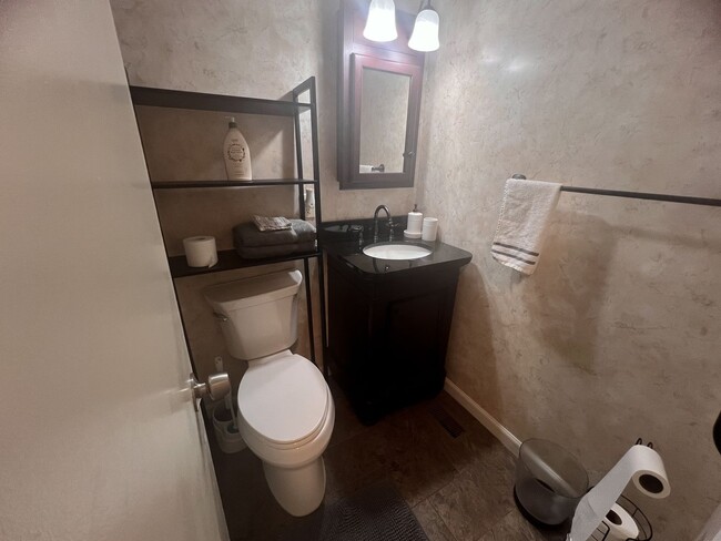 Building Photo - Charming 3 bedroom, 1 1/2 bathroom home in...