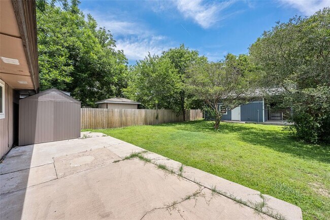 Building Photo - 1153 Brookswood Ave