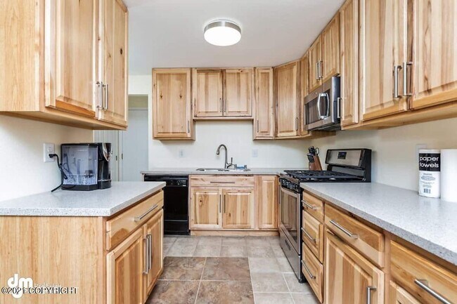 Building Photo - Furnished 3bed/1.5 bath near shopping and more!