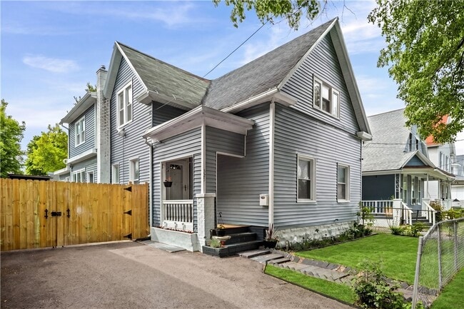Building Photo - 325 1st St