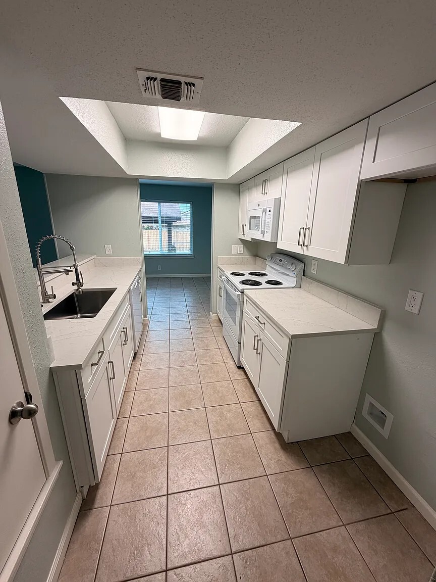 Building Photo - 13606 Dutch Myrtle