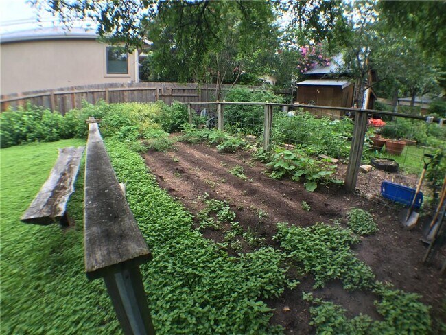 Building Photo - 2000 Schulle Ave